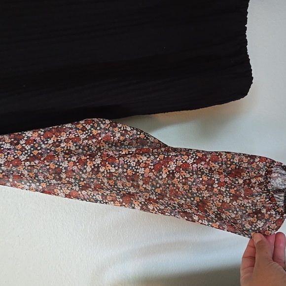 Daytrip Black And Floral Top Size Medium - Picture 3 of 7